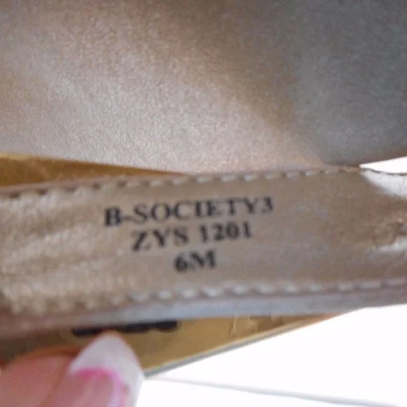 Bandolino Gold accent Flip Flop Sandal 6 M - Picture 3 of 5